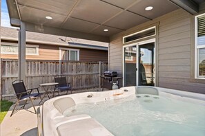 Terrace/patio - Hot Tub-Backyard-King-Parking-300Mbps (Boise)