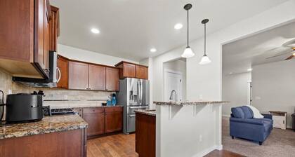 Hot Tub-Game room-Backyard-King-Parking-300Mbps