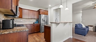 Hot Tub-Game room-Backyard-King-Parking-300Mbps