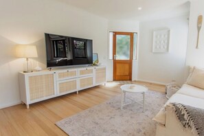2 bedrooms, iron/ironing board, free WiFi, bed sheets - Chic Beachside Stay – Near River, Shops & Cafés (Ocean Grove)