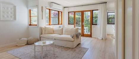 Una televisión, una chimenea