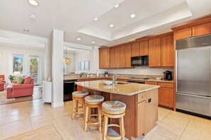 冷蔵庫、電子レンジ、オーブン、コンロ