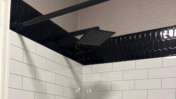 Douche, sèche-cheveux, serviettes fournies, savon