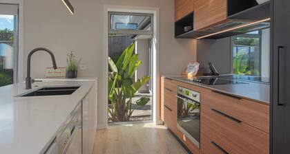 Hart Retreat - Bright, Modern Comfort in the Heart of Richmond