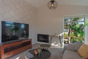 TV, fireplace