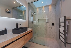 Shower, hair dryer, towels, toilet paper - Hart Retreat - Bright, Modern Comfort in the Heart of Richmond (Richmond)