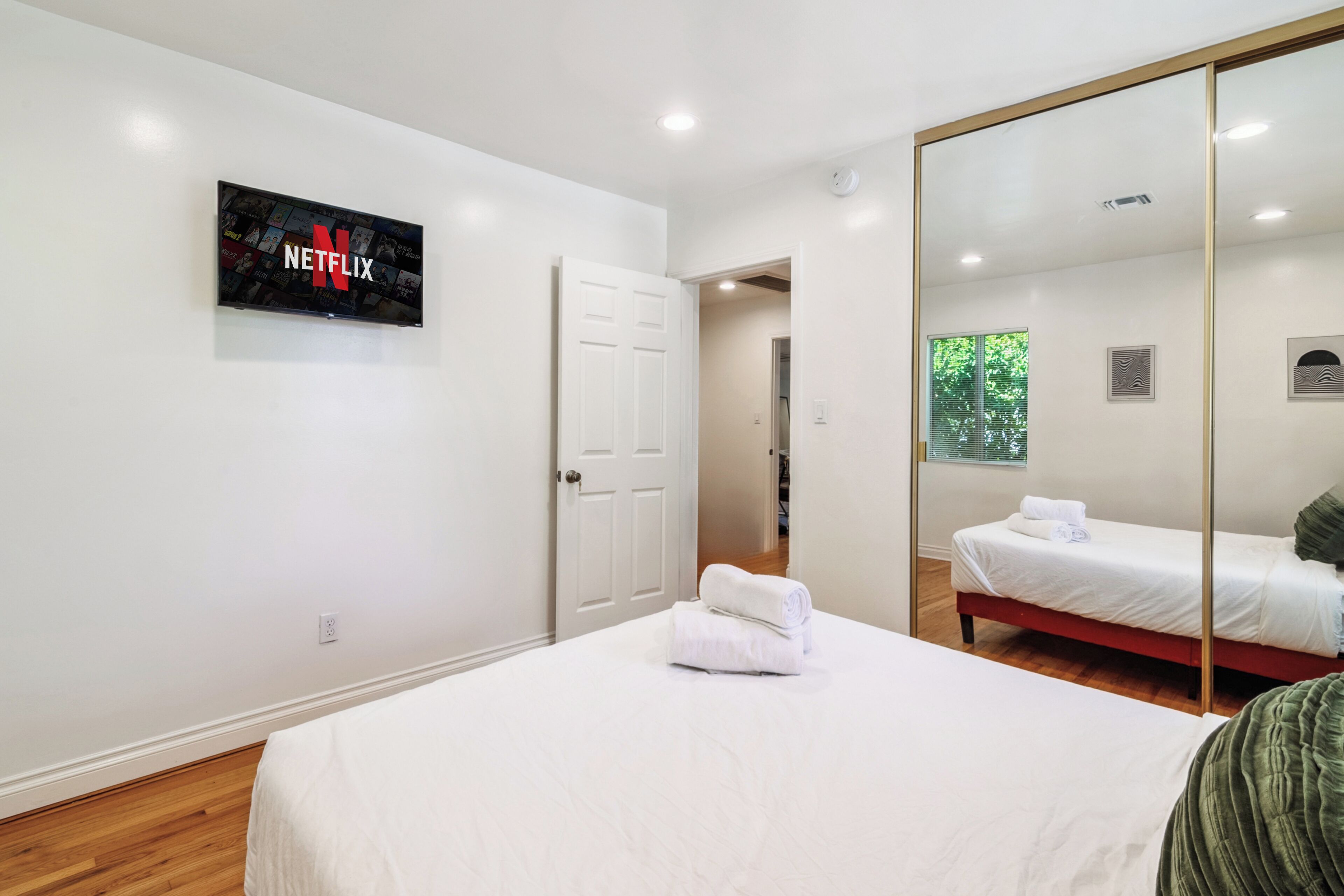 4 bedrooms, iron/ironing board, WiFi, bed sheets