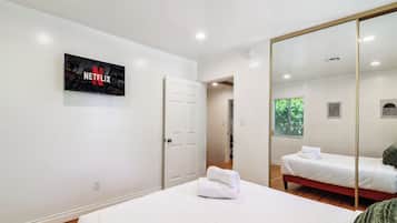 4 bedrooms, iron/ironing board, WiFi, bed sheets