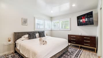 4 bedrooms, iron/ironing board, WiFi, bed sheets