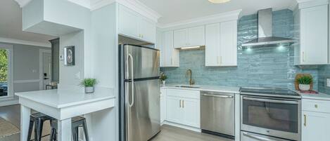 Microondas, horno, placa de cocina, lavavajillas