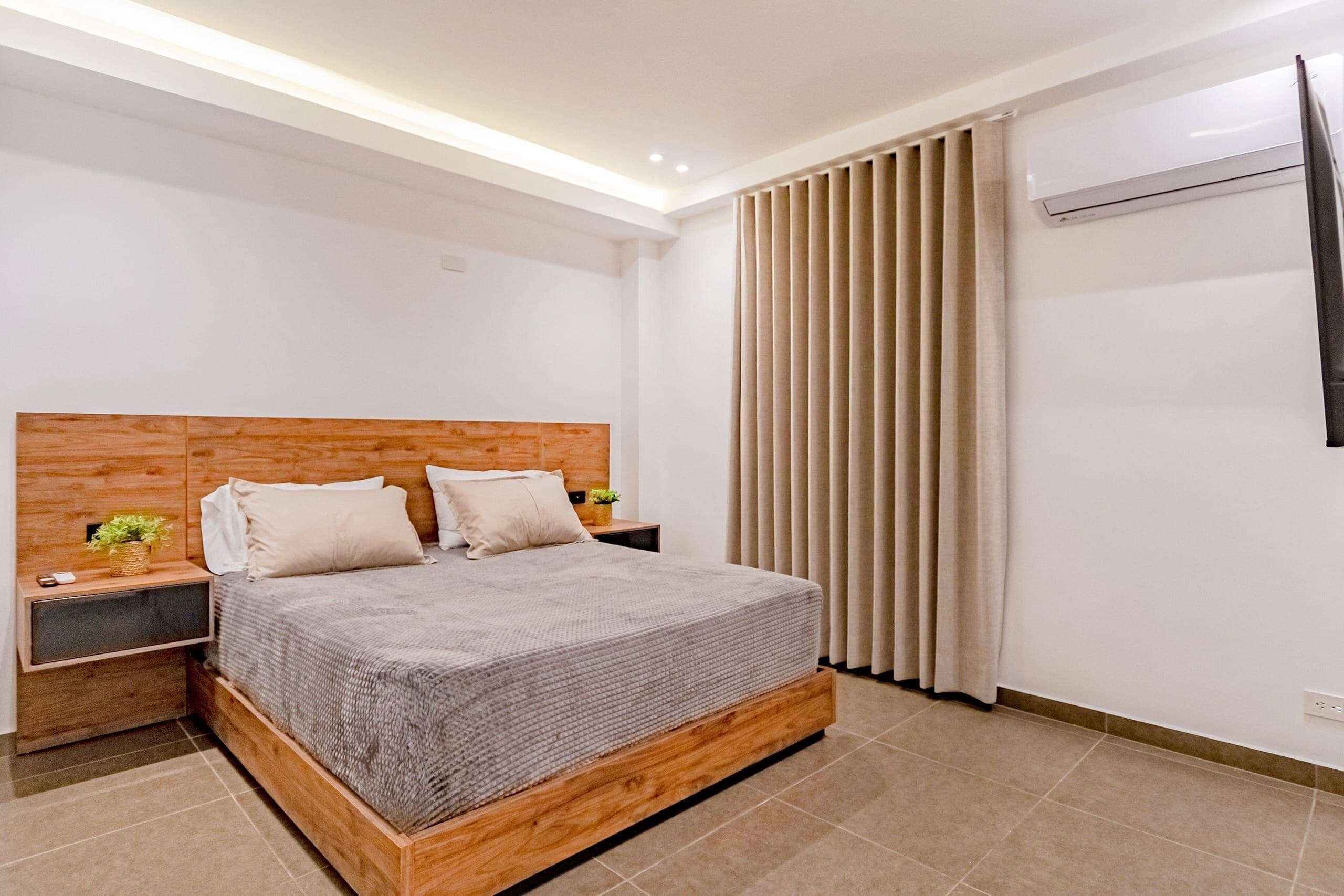 Cortinas blackout, tabla de planchar con plancha y wifi gratis 