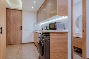 Tủ lạnh nhỏ, lò vi sóng, máy xay thực phẩm