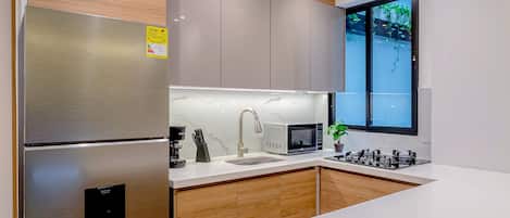 Mini-fridge, microwave, blender, cookware/dishes/utensils