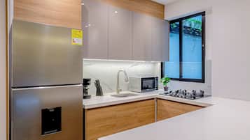 Een minikoelkast, een microgolfoven, een blender