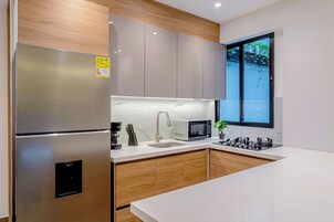 Frigobar, microondas, licuadora, utensilios de cocina