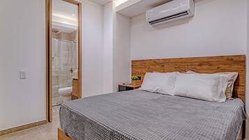 Departamento | Baño | Regadera, regadera tipo lluvia, secadora de cabello, toallas
