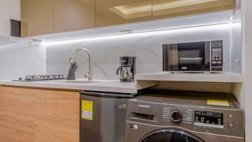Mini-fridge, microwave, blender, cookware/dishes/utensils