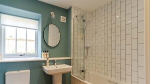 Ein Badezimmer mit Toilette, Waschbecken und Dusche.