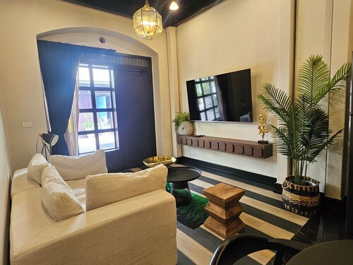 2 BR Soho house Lux |Walk to Chinatown|MRT|Pier