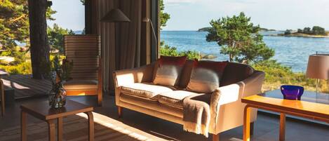 Una televisión, una chimenea