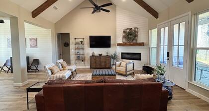 Charming 3-bedroom farmhouse in serene Pilot Point with AC
