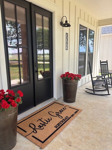 Charming 3-bedroom farmhouse in serene Pilot Point with AC