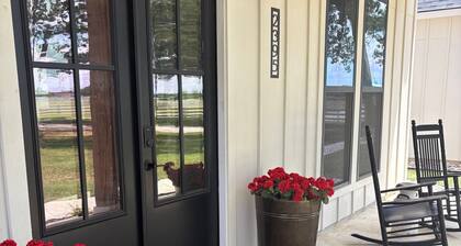 Charming 3-bedroom farmhouse in serene Pilot Point with AC