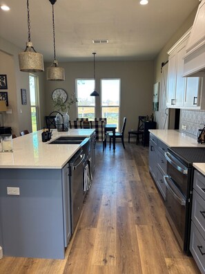 Microwave, oven, stovetop, dishwasher - Charming 3-bedroom farmhouse in serene Pilot Point with AC (Pilot Point)