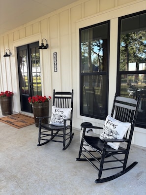 Terrace/patio - Charming 3-bedroom farmhouse in serene Pilot Point with AC (Pilot Point)