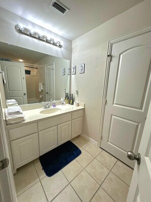 Secadora de cabello, toallas, papel de baño 