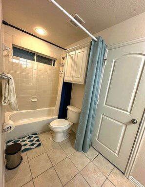 Séchoir à cheveux, serviettes fournies, papier de toilette