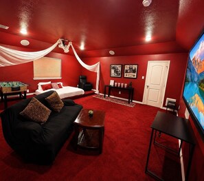 Smart TV, books - 2BR Private Guest Suite Walk to Carrollton Dining K-Town (Carrollton)
