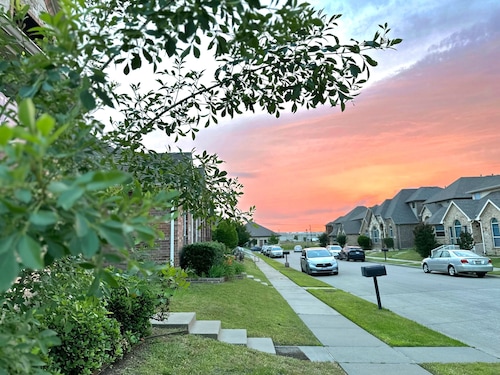 2BR Private Guest Suite Walk to Carrollton Dining K-Town