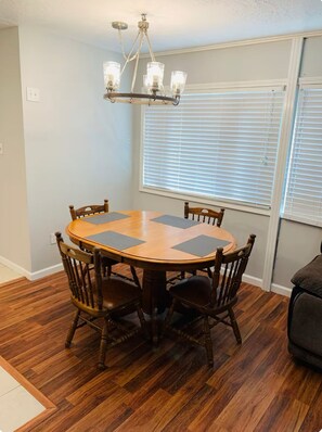 Dining - King, queen, & twin bed. 2-bedroom. Fenced around. (Twin Falls)