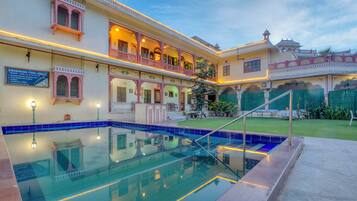 Hồ bơi ngoài trời phục vụ theo mùa