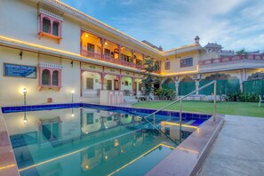 Piscine extérieure (ouverte en saison)