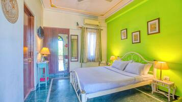 Deluxe Double Room | Desk, laptop workspace, blackout curtains, free WiFi