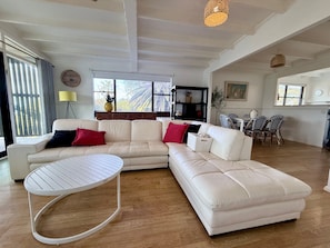 Appartement, balcon, vue sur la plage | Aire de séjour