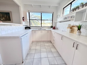 Appartement, balcon, vue plage | Cuisine privée | Bouilloire électrique