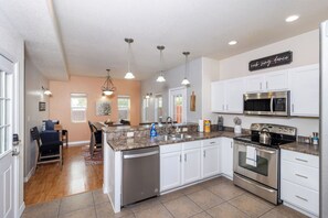 冰箱、微波炉、烤箱、炉灶