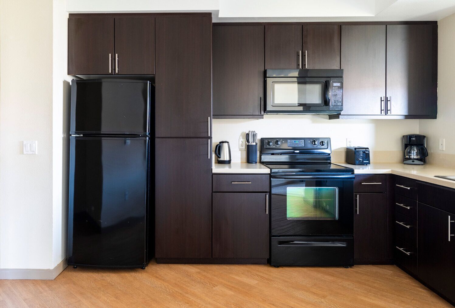 冰箱、微波炉、烤箱、炉灶