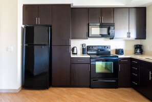 ثلاجة، ميكروويف، فرن، موقد طهي مسطح