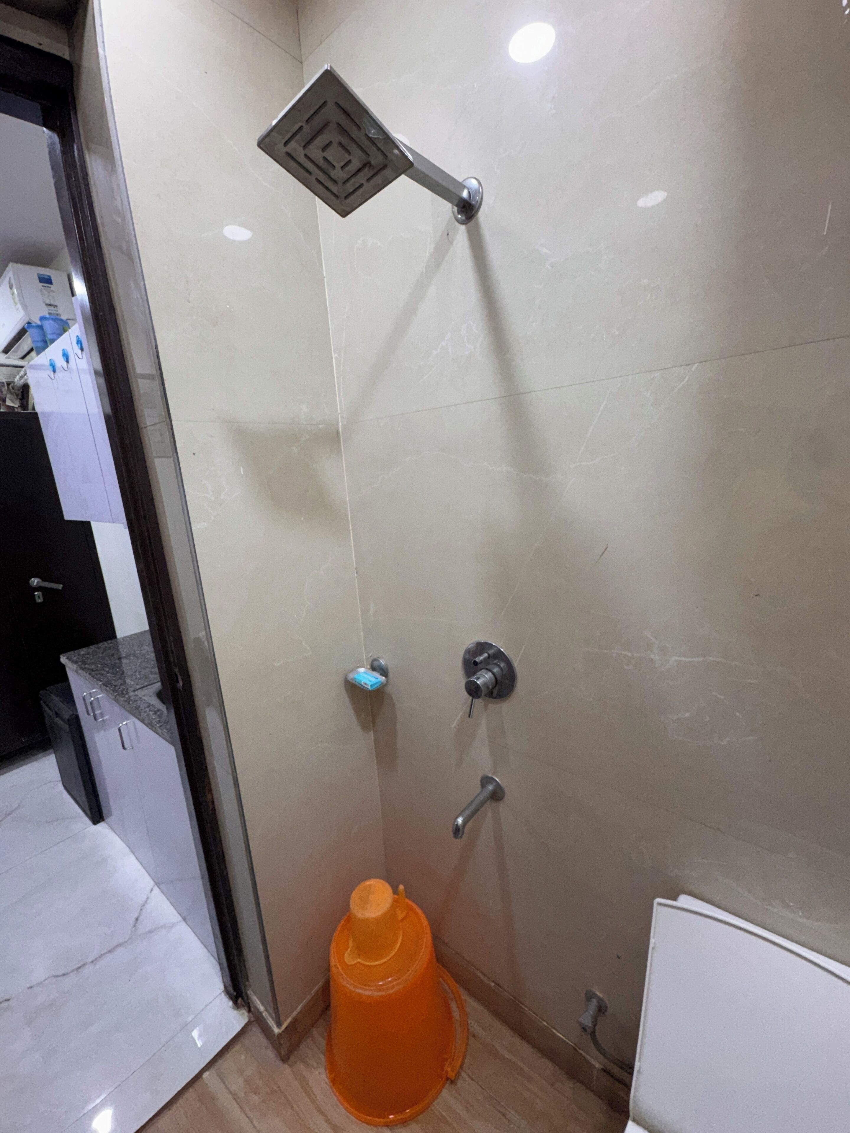 Dusch, handdukar, tvål och toalettpapper