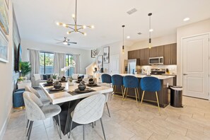 Dining - New Luxury 4 Bedroom Villa by 𝓓𝓲𝓼𝓷𝓮𝔂 w/ Pool (Davenport)