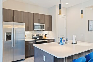 Fridge, microwave, oven, stovetop - New Luxury 4 Bedroom Villa by 𝓓𝓲𝓼𝓷𝓮𝔂 w/ Pool (Davenport)