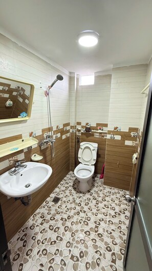 Ducha, secador de pelo, toallas, jabón