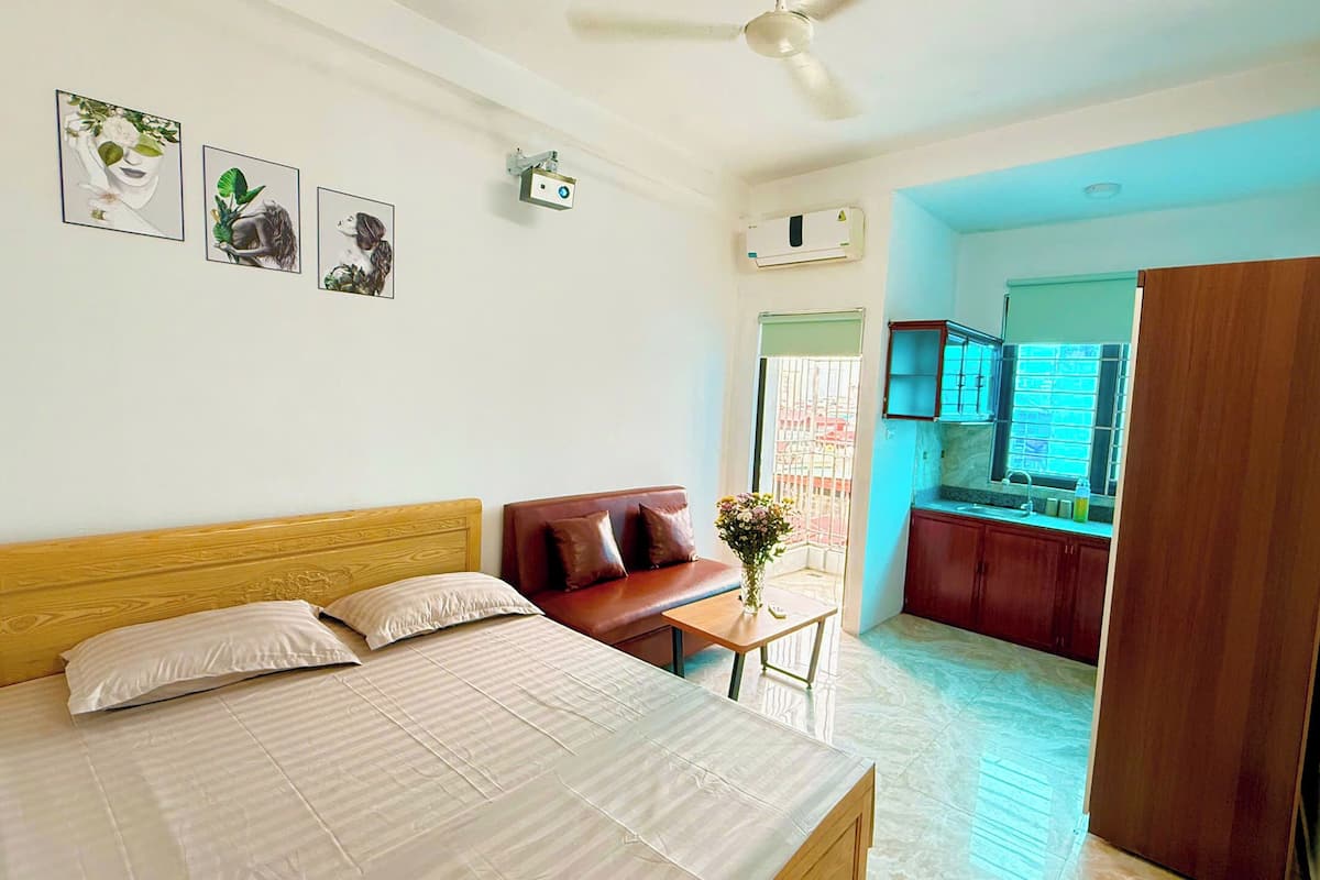 Monolocale, balcone, vista città | Minibar, una scrivania, Wi-Fi gratuito, lenzuola