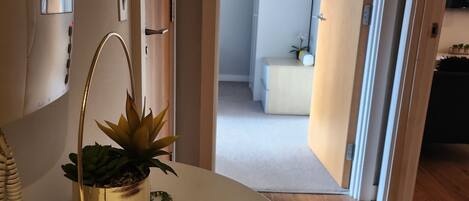 Sistema de insonorización, tabla de planchar con plancha y wifi gratis