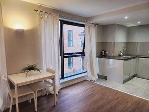 Appartement Classique, vue cour intérieure | Coin séjour