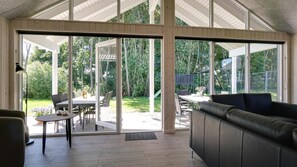 Cheminée, baby-foot, table de tennis de table